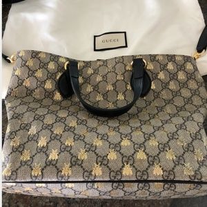 GUCCI GG Supreme Monogram Bee Small Soft Tote Blac